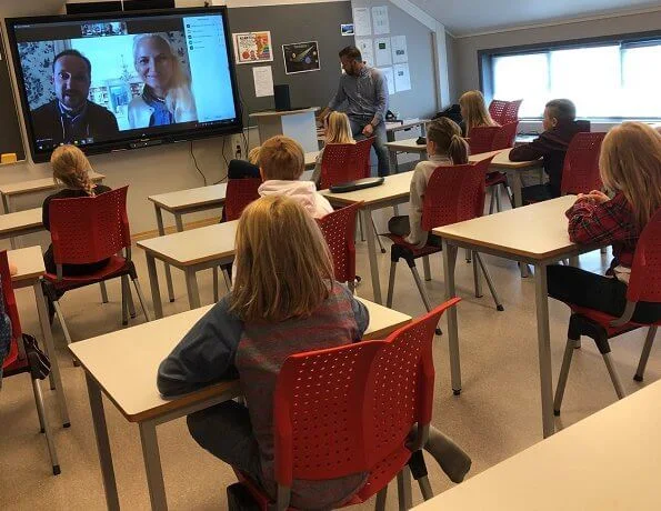 Crown Prince Haakon and Crown Princess Mette-Marit spoke with 19 children from the Fjellgardane Primary School