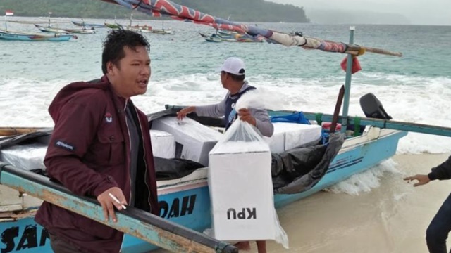 Kena Hujan, 70 Kotak Suara Terbuat dari Kardus Rusak Kena Hujan, 70 Kotak Suara Terbuat dari Kardus Rusak
