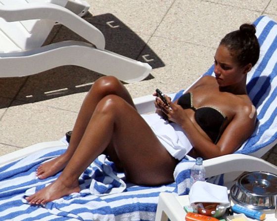 Alicia Keys Hot Bikini Pictures.