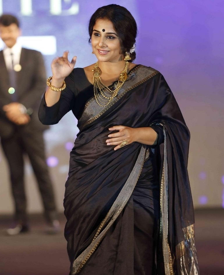 Beautiful Tamil Girl Vidya Balan Photos In Traditional Black Saree