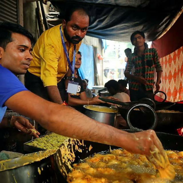 वडापाव विकून केली एल्फिन्स्टन अपघातातील पीडित परीवालाला ८३ हजाराची मदत वडापाव विकून केली एल्फिन्स्टन अपघातातील पीडित परीवालाला ८३ हजाराची मदत