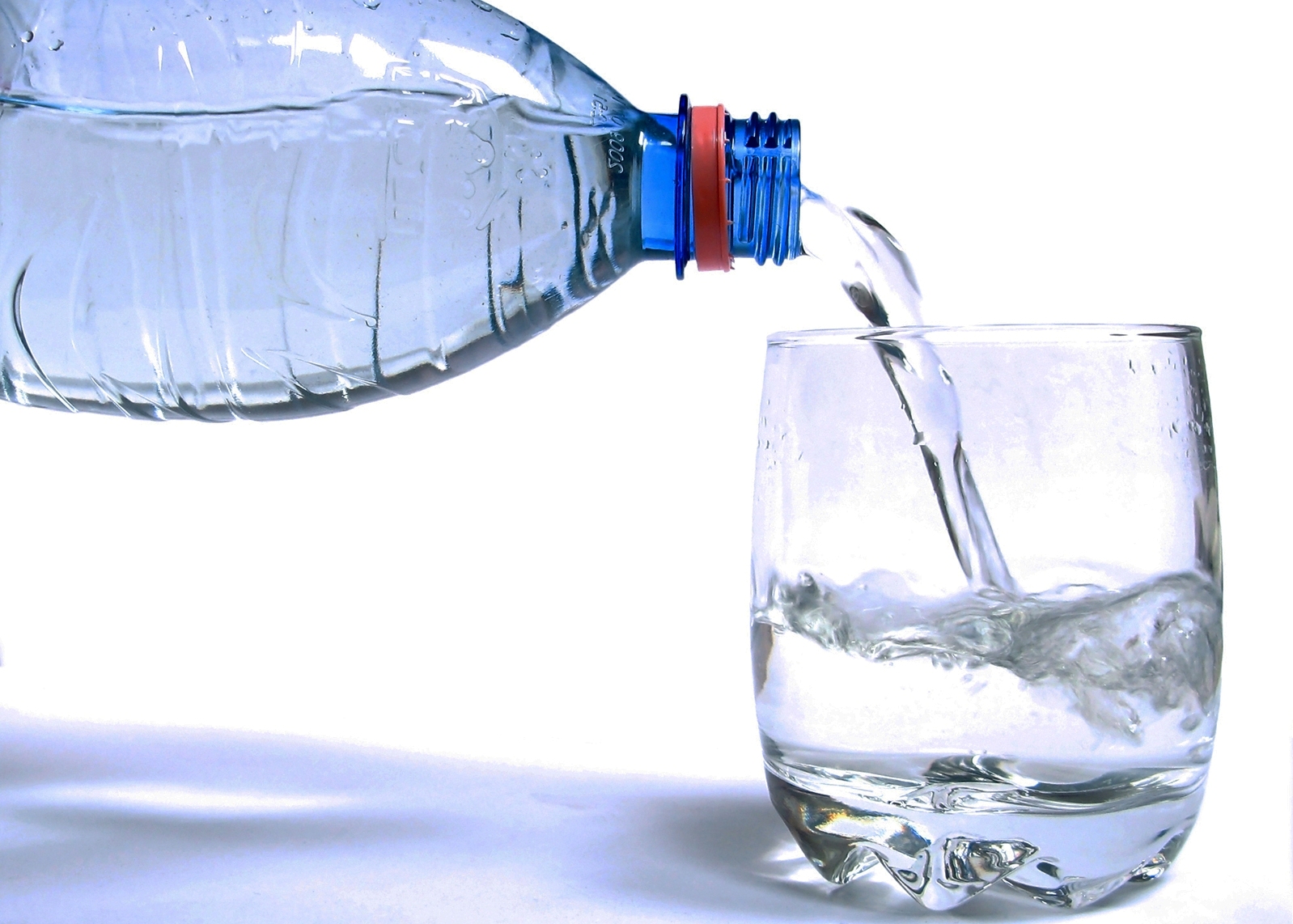 Питьевая вода применяется. Вода льется в стакан. Вода льется из бутылки. Фтор в воде. Вода льется.