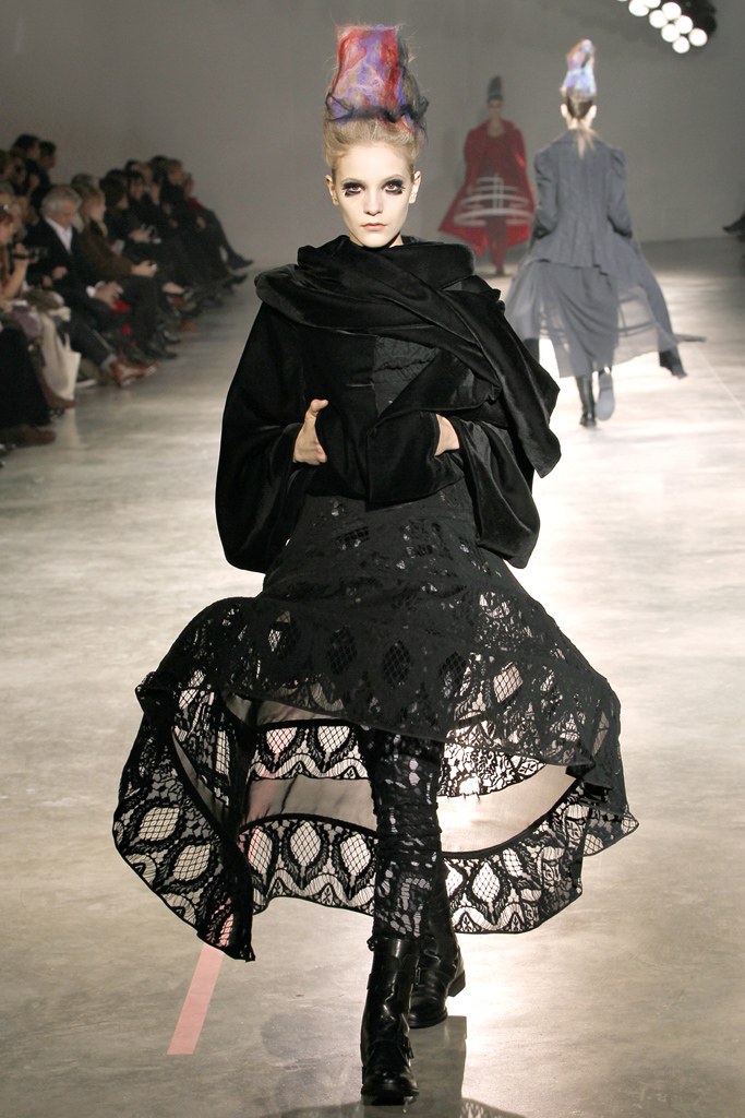 Yohji Yamamoto Fall-Winter 2011-2012 Womenswear Paris Fashion Week ...