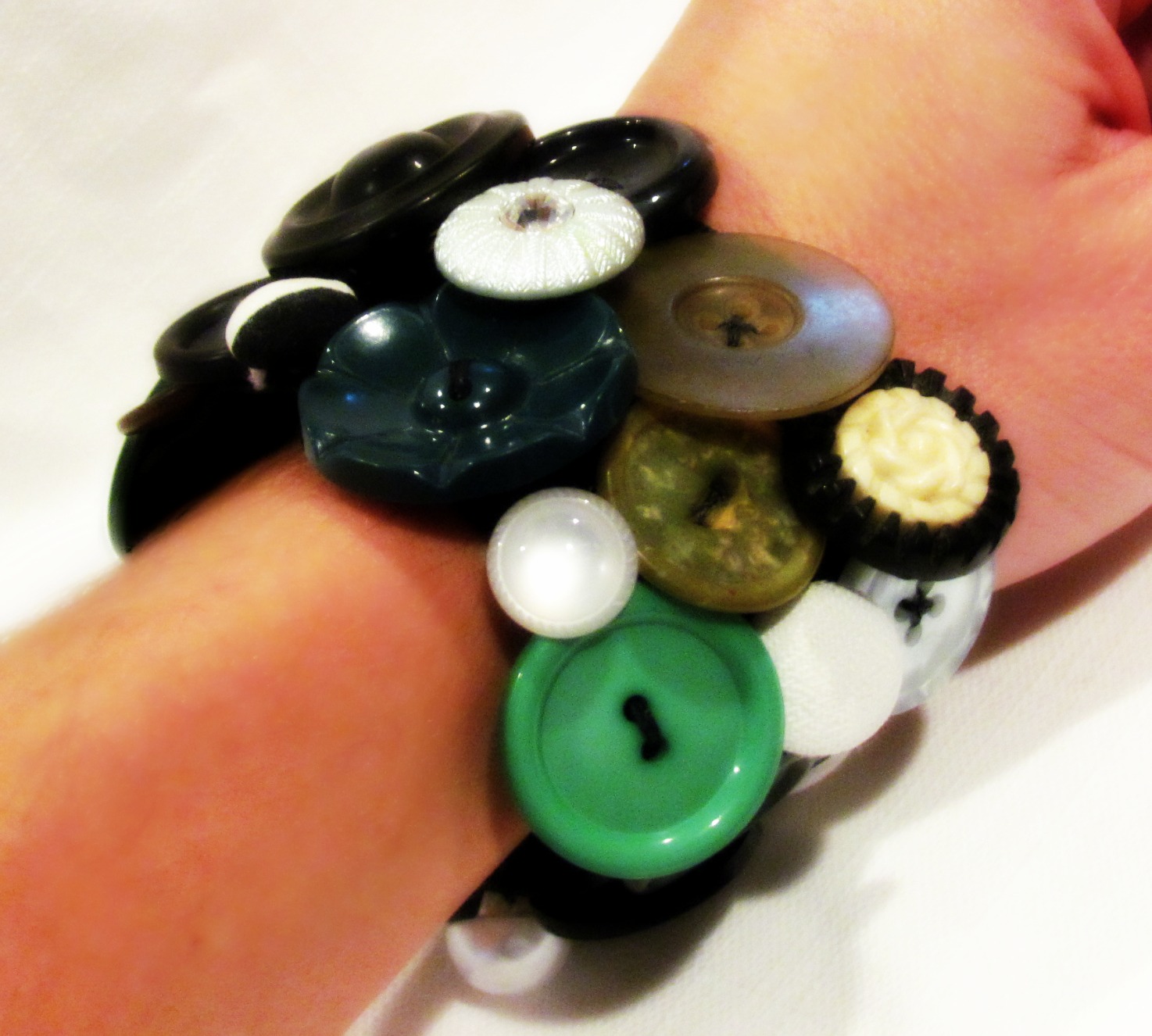 LoisPearl Vintage Button Cuff Bracelet {a tutoral}
