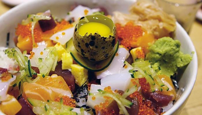 1. Orang Jepang hanya makan sushi dan ikan mentah Sushi dan sashimi