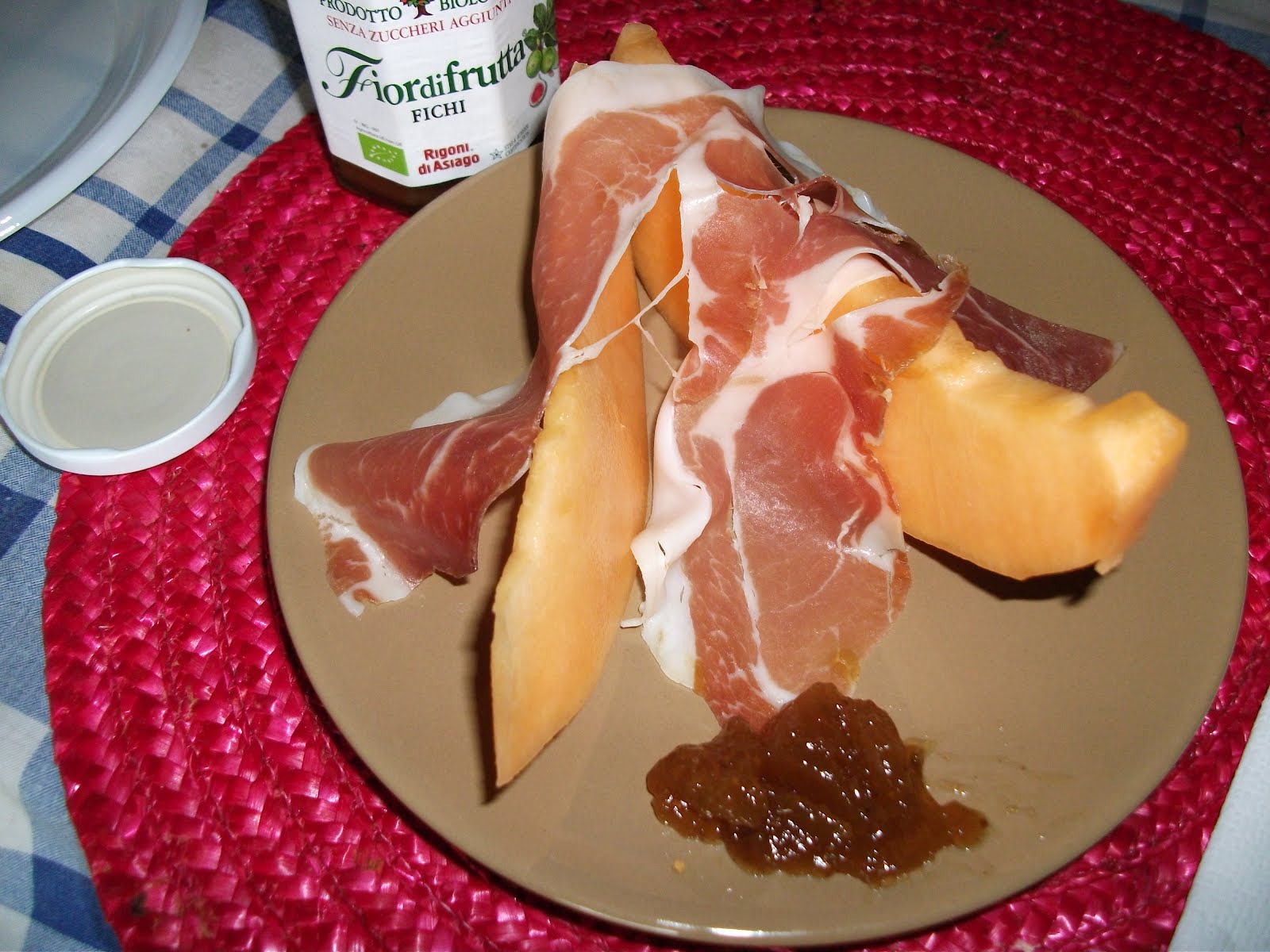 Perle sulla forchetta antipasto di prosciutto melone e fichi