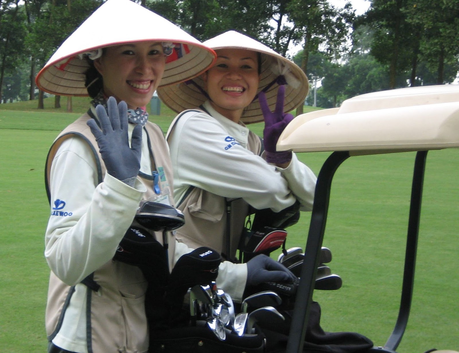 Teh 1/2 Manis Caddies Cantik dan Prestasi Golf Indonesia