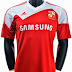 Adidas apresenta novas camisas do Swindon Town