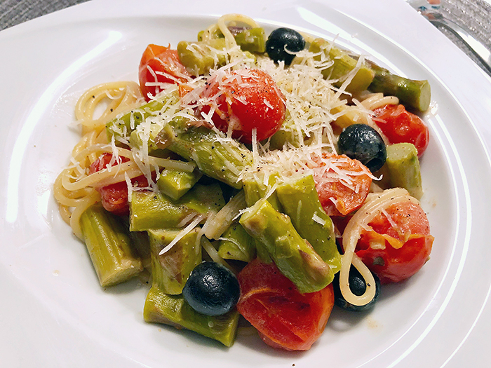 Spaghetti mit grünem Spargel und Cherrytomaten Spaghetti mit grünem Spargel und Cherrytomaten