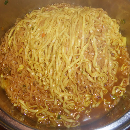 日清のカップヌードルカレーとチキンラーメンを混ぜ合わせて食べてみる！