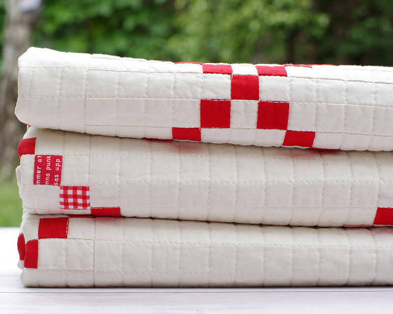 Red and White Irish Chain Quilt | © Red Pepper Quilts 2017