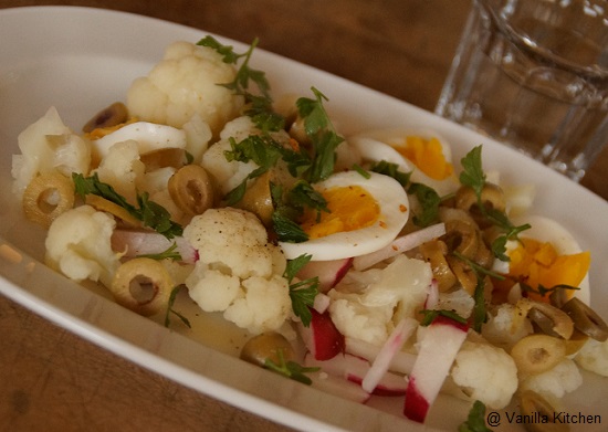 (no) plain Vanilla Kitchen: Blumenkohlsalat mit Ei und Oliven