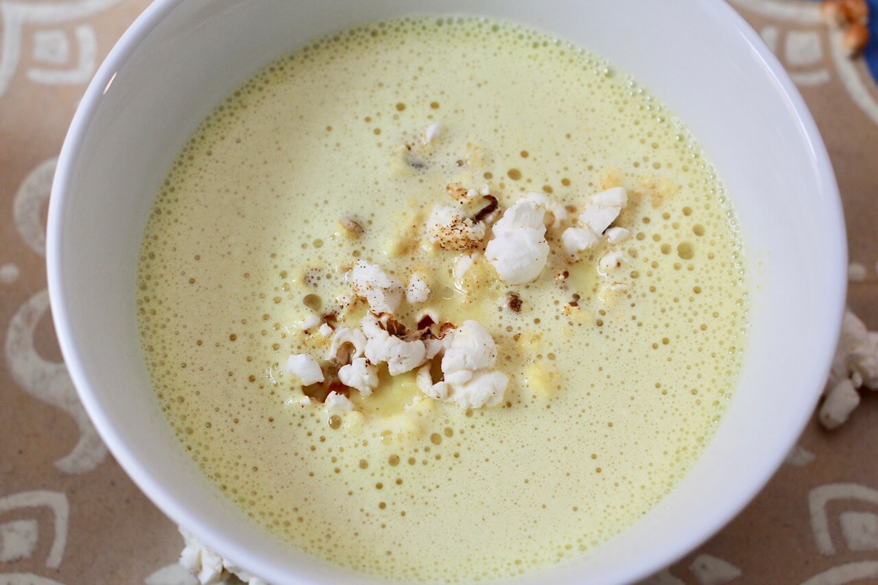 HOME OF HAPPY: MAISSUPPE MIT CHILI-POPCORN