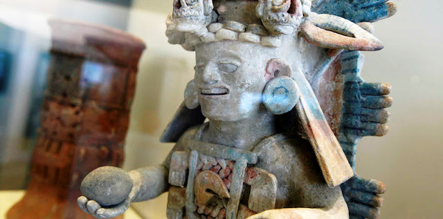 Este é o lugar perfeito para quem quer aprender sobre as tradições culturais e regionais de Cancún. A nossa dica é: visite o museu antes de ir visitar sítios arqueológicos como Chichén Itzá em Cancún, pois assim você terá uma base para a sua exploração. O Museu Maia em Cancún ocupa um espaço com cerca de 409 metros quadrados e foi o primeiro museu arqueológico na região afim de preservar e divulgar a cultura pré-hispânica. Além do museu, ao lado, há as ruínas do sítio arqueológico de San Miguelito, um conjunto com cerca de 80 hectares. Conheça o incrível Museu Maia em Cancún que preserva toda a história mexicana. Muitos sabem que a cidade de Cancún é uma das mais queridinhas dos turistas por possuir belíssimas praias e paisagens. O que muitos não sabem é que a região da península Yucatan em que ela está inserida foi considerada o coração do poderoso império maia. Por isso, Cancún contém muitas tradições e resquícios da história maia e muitas destas estão a mostra no Museu Maia em Cancún. Este museu foi inaugurado em 2012 e possui três amplos espaços moderno que exibem cerca de 350 objetos maias. Descubra a cultura e as tradições desta antiga civilização incluindo o Museu Maia em seu roteiro do que fazer em Cancún. Museu Maia em Cancún no México Conhecendo o Museu Maia de Cancún Conheça o incrível Museu Maia em Cancún que preserva toda a história mexicana. Muitos sabem que a cidade de Cancún é uma das mais queridinhas dos turistas por possuir belíssimas praias e paisagens. O que muitos não sabem é que a região da península Yucatan em que ela está inserida foi considerada o coração do poderoso império maia. Por isso, Cancún contém muitas tradições e resquícios da história maia e muitas destas estão a mostra no Museu Maia em Cancún. Este museu foi inaugurado em 2012 e possui três amplos espaços moderno que exibem cerca de 350 objetos maias. Descubra a cultura e as tradições desta antiga civilização incluindo o Museu Maia em seu roteiro do que fazer em Cancún. Museu Maia em Cancún no México Conhecendo o Museu Maia de Cancún Acervo do Museu Maia em Cancún Este é o lugar perfeito para quem quer aprender sobre as tradições culturais e regionais de Cancún. A nossa dica é: visite o museu antes de ir visitar sítios arqueológicos como Chichén Itzá em Cancún, pois assim você terá uma base para a sua exploração. O Museu Maia em Cancún ocupa um espaço com cerca de 409 metros quadrados e foi o primeiro museu arqueológico na região afim de preservar e divulgar a cultura pré-hispânica. Além do museu, ao lado, há as ruínas do sítio arqueológico de San Miguelito, um conjunto com cerca de 80 hectares. Conheça o incrível Museu Maia em Cancún que preserva toda a história mexicana. Muitos sabem que a cidade de Cancún é uma das mais queridinhas dos turistas por possuir belíssimas praias e paisagens. O que muitos não sabem é que a região da península Yucatan em que ela está inserida foi considerada o coração do poderoso império maia. Por isso, Cancún contém muitas tradições e resquícios da história maia e muitas destas estão a mostra no Museu Maia em Cancún. Este museu foi inaugurado em 2012 e possui três amplos espaços moderno que exibem cerca de 350 objetos maias. Descubra a cultura e as tradições desta antiga civilização incluindo o Museu Maia em seu roteiro do que fazer em Cancún. Museu Maia em Cancún no México Conhecendo o Museu Maia de Cancún Conheça o incrível Museu Maia em Cancún que preserva toda a história mexicana. Muitos sabem que a cidade de Cancún é uma das mais queridinhas dos turistas por possuir belíssimas praias e paisagens. O que muitos não sabem é que a região da península Yucatan em que ela está inserida foi considerada o coração do poderoso império maia. Por isso, Cancún contém muitas tradições e resquícios da história maia e muitas destas estão a mostra no Museu Maia em Cancún. Este museu foi inaugurado em 2012 e possui três amplos espaços moderno que exibem cerca de 350 objetos maias. Descubra a cultura e as tradições desta antiga civilização incluindo o Museu Maia em seu roteiro do que fazer em Cancún. Museu Maia em Cancún no México Conhecendo o Museu Maia de Cancún Acervo do Museu Maia em Cancún