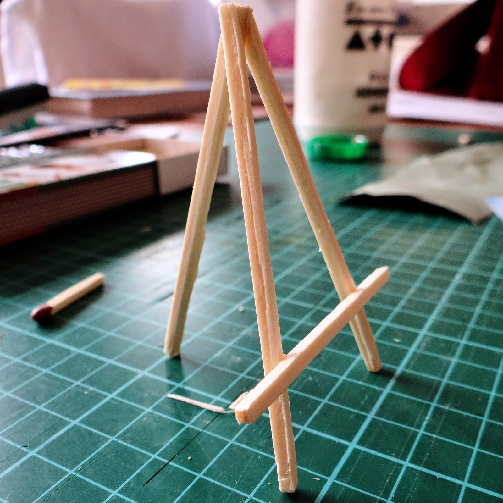 Stephanie Guy Fine Art How to make a mini easel for your dolls house