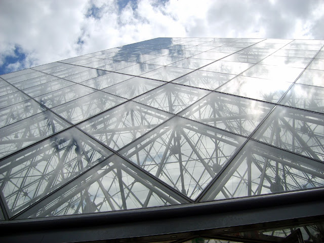 Algunas imágenes de la Pirámide del Louvre, París, julio 2008 - Paseos Fotográficos TK