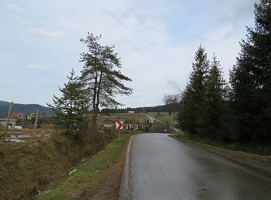 Szosa przez wieś Łętowe. Szosa przez wieś Łętowe.