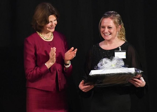 Queen Silvia handed out the award to this year's winner in Germany, nurse student Annette Löser, from Medicampus in Chemnitz