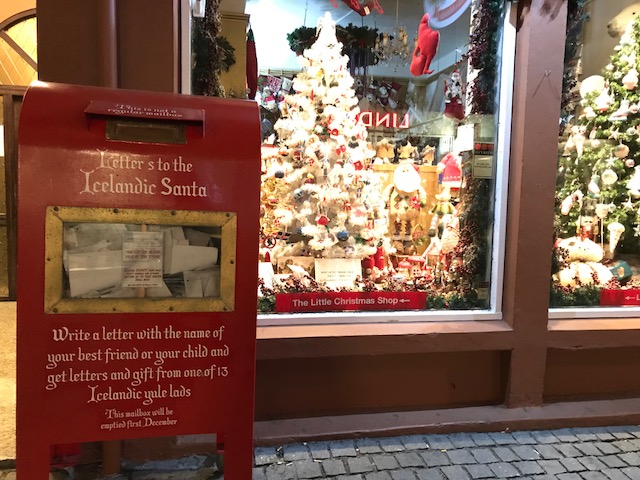 クリスマスショップとその前に置かれたアイスランドのサンタへの手紙を送るための郵便ポスト