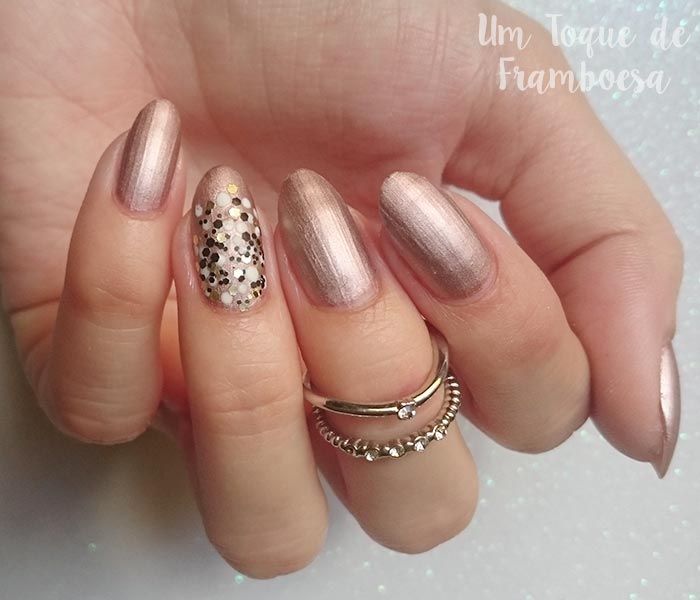 Inspiração de unhas decoradas simples para o ano novo com esmalte metálico e glitter
