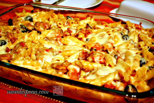 This casserole dish is deliciously comforting! With bacon, sausages, olives and cheese - - you can't lose with this easy and yummy Sausage and Pasta Bake! 