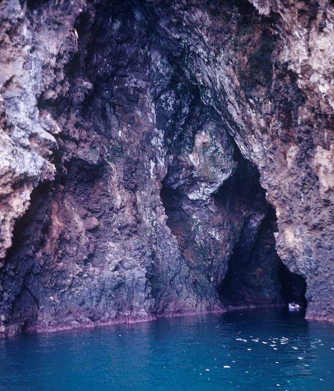 CULTURE ART HISTORY >> A sea cave or littoral cave is a type of