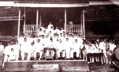 Sejarah Kota Pekanbaru Sejarah Kota Pekanbaru Nama Pekanbaru dahulunya dikenal dengan nama "Senapelan" yang saat itu dipimpin oleh seorang Kepala Suku disebut Batin. Daerah ini terus berkembang menjadi kawasan pemukiman baru dan seiring waktu berubah menjadi Dusun Payung Sekaki yang terletak di muara Sungai Siak. Pada tanggal 9 April tahun 1689, telah diperbaharui sebuah perjanjian antara Kerajaan Johor dengan Belanda (VOC) dimana dalam perjanjian tersebut Belanda diberi hak yang lebih luas. Diantaranya pembebasan cukai dan monopoli terhadap beberapa jenis barang dagangan. Selain itu Belanda juga mendirikan Loji di Petapahan yang saat itu merupakan kawasan yang maju dan cukup penting. Karena kapal Belanda tidak dapat masuk ke Petapahan, maka Senapelan menjadi tempat perhentian kapal-kapal Belanda, selanjutnya pelayaran ke Petapahan dilanjutkan dengan perahu-perahu kecil. Dengan kondisi ini, Payung Sekaki atau Senapelan menjadi tempat penumpukan berbagai komoditi perdagangan baik dari luar untuk diangkut ke pedalaman, maupun dari pedalaman untuk dibawa keluar berupa bahan tambang seperti timah, emas, barang kerajinan kayu dan hasil hutan lainnya. Terus berkembang, Payung Sekaki atau Senapelan memegang peranan penting dalam lalu lintas perdagangan. Letak Senapelan yang strategis dan kondisi Sungai Siak yang tenang dan dalam membuat perkampungan ini memegang posisi silang baik