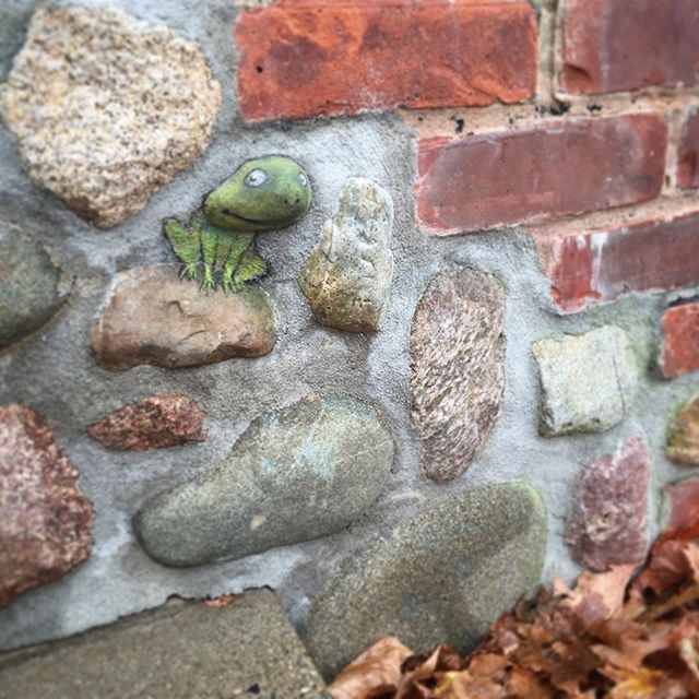 10-Frog-Rock-David-Zinn-Temporary-3D-Anamorphic-Street-Art-Creature-Drawings-www-designstack-co