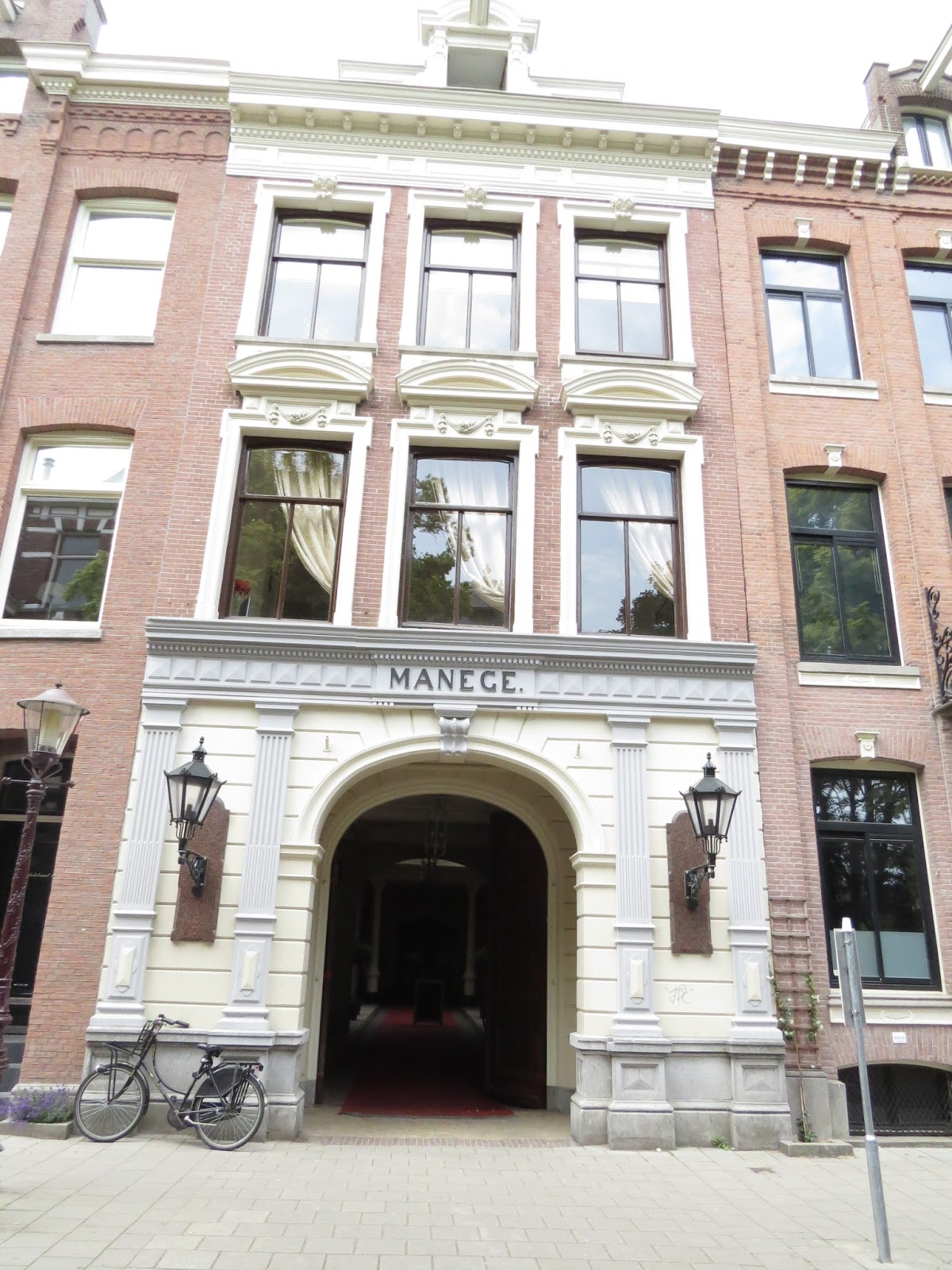 AT THE RAIL WITH NAGS AND WAGS AMSTERDAM'S LIVE HORSE MUSEUM MANEGE