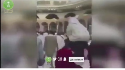 شاب مصرى يحمل عجوز على كتفه ويطوف بها حول الكعبة شاب مصرى يحمل عجوز على كتفه ويطوف بها حول الكعبة