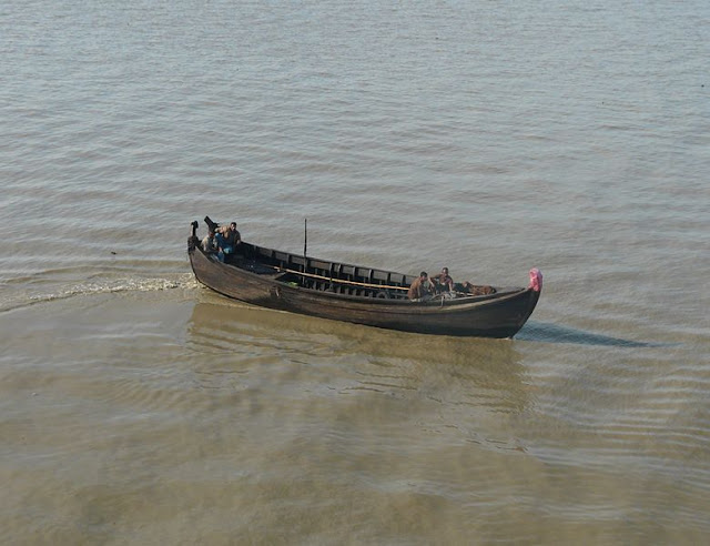 Gambar Sampan digunakan di danau