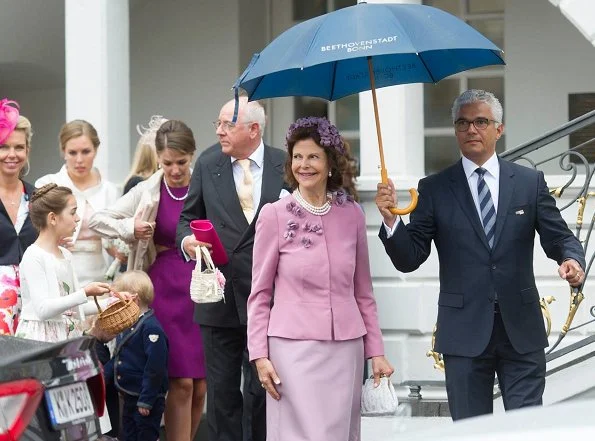 Queen Silvia of Sweden attended a wedding ceremony that held at the Alten Rathaus (Old Town Hall of Bonn) in Bonn, Germany