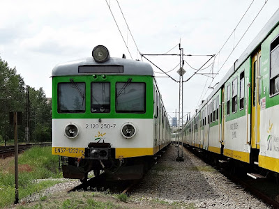 EN57-1232 na grupie postojowej stacji Warszawa Wileńska