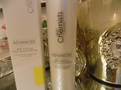 Skin Chemists An extravagant cocktail of essential daily vitamins, anti-oxidants, moisturisers and lipids combined in a silky formula that instantly plumps and smooth the skin by expertly blurring fine lines and wrinkles. The extra hit of Bee Venom delivers instant age rts on the skin, whilst Cocoa Butter and Shea Butter hydrate the skin.
