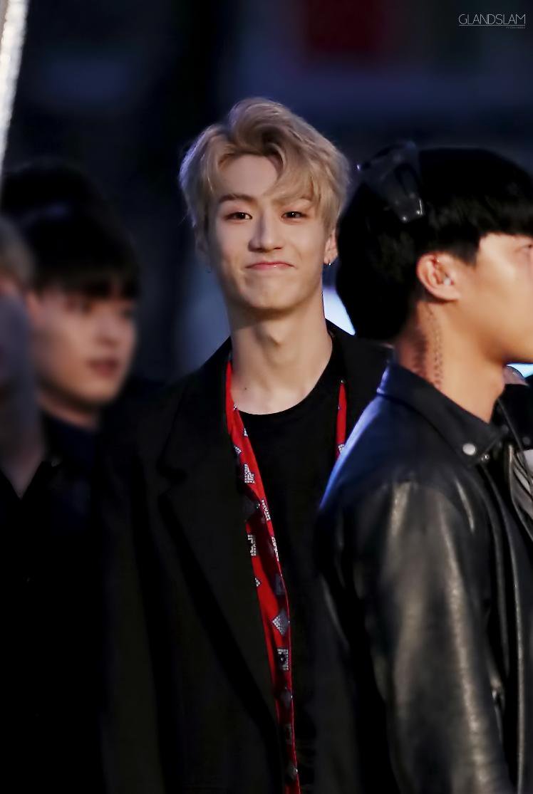 귀여운 얼굴에 반전 복근을 가지고 있는 신인 남돌들.jpgif | 인스티즈