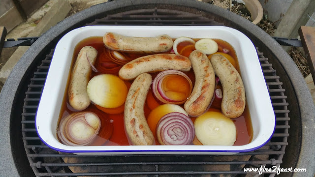 6 bratwurst in a beer bath with onions