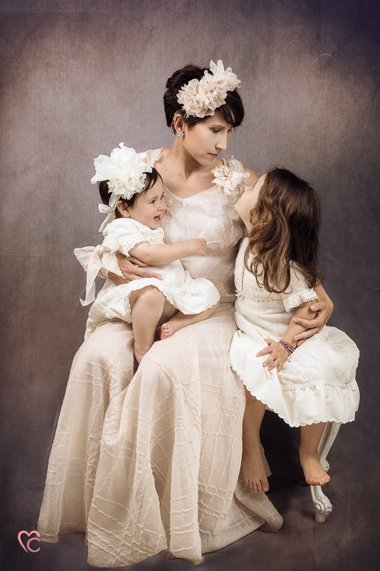 Retroreal-ritratti-di-famiglia-mamma-e-bambine Fotografia di famiglia mamma con le sue bambine