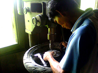 jeje: Memasang Rem Cakram Belakang Sepeda Motor