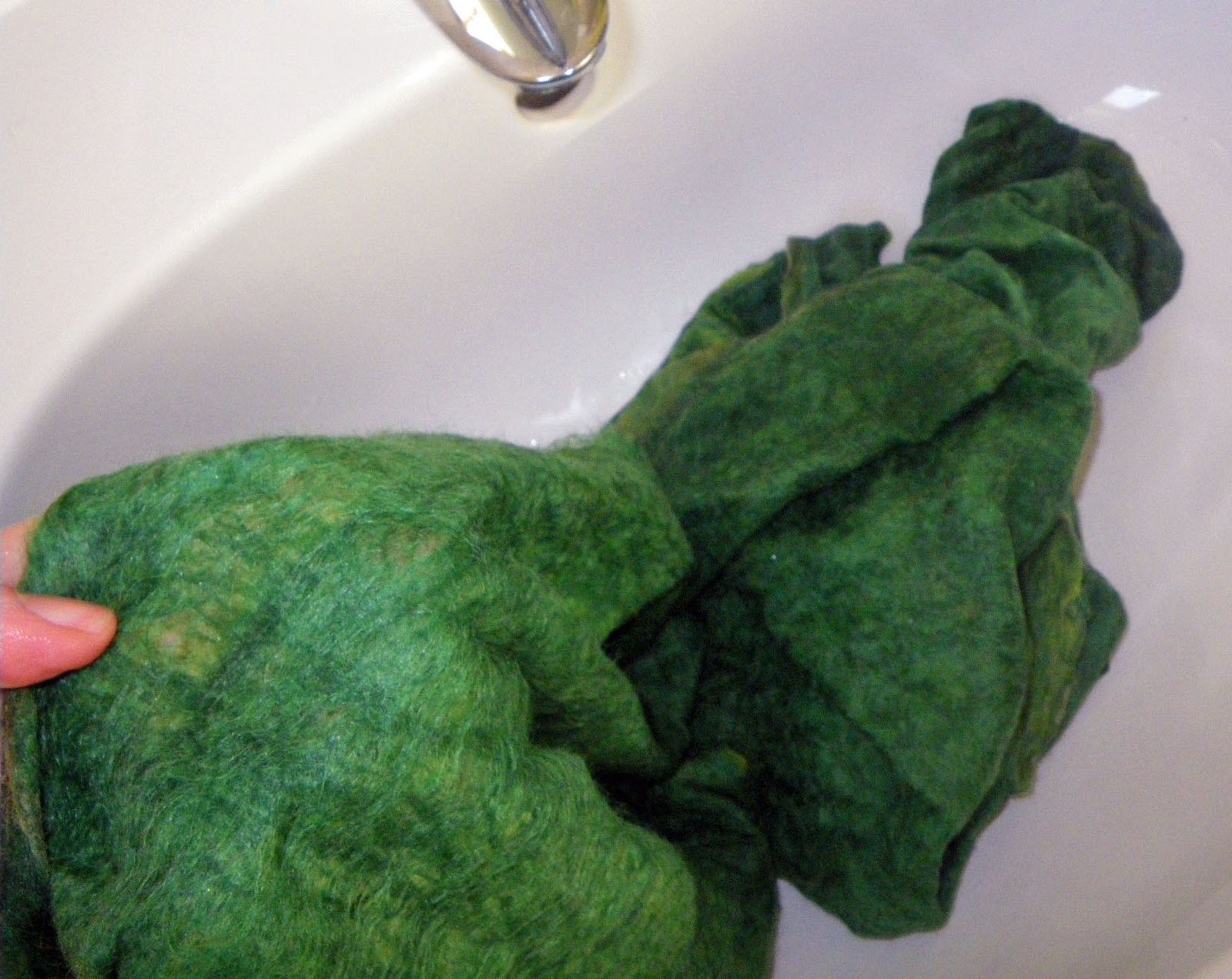 EntWorks How to Make a Wool Felt Scarf (in Photos)