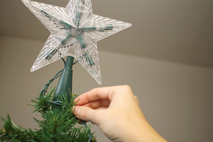 How to decorate the perfect Christmas tree in 10 steps (and dismantle