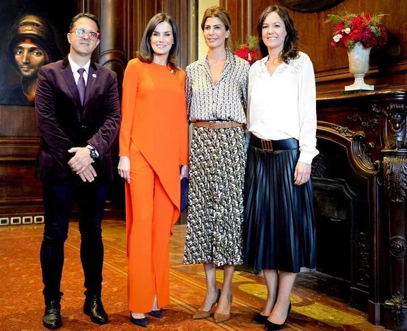 Queen Letizia wore Zara top and trousers. Juliana Awada is wearing Zara skirt and blouse