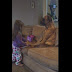 La Niña Que Cautiva Siendo 'Doctora' De Su Perro