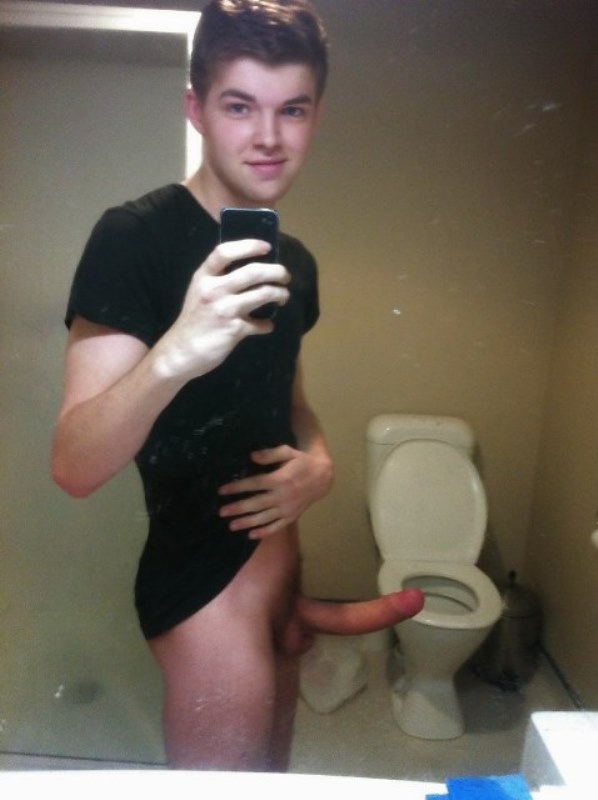 Novinho tirando foto da pica grande no banheiro