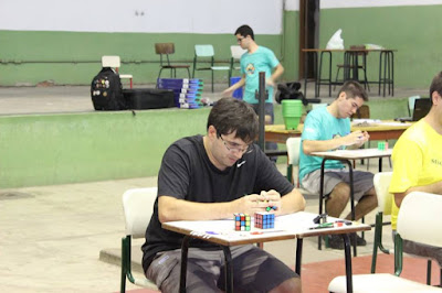 Pavia construindo sua vitória na categoria menos movimentos - foto: SBCubos Pavia construindo sua vitória na categoria menos movimentos - foto: SBCubos