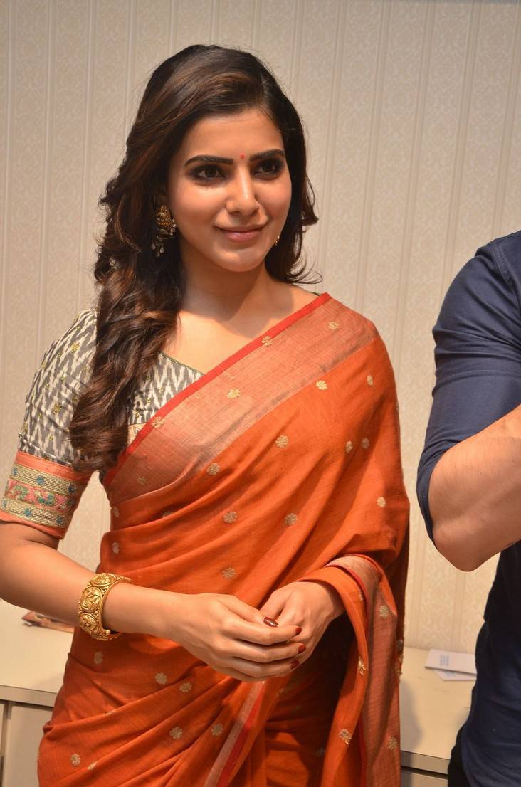 Tollywood Actress Samantha Hip Show In Orange Saree - Tollywood Boost