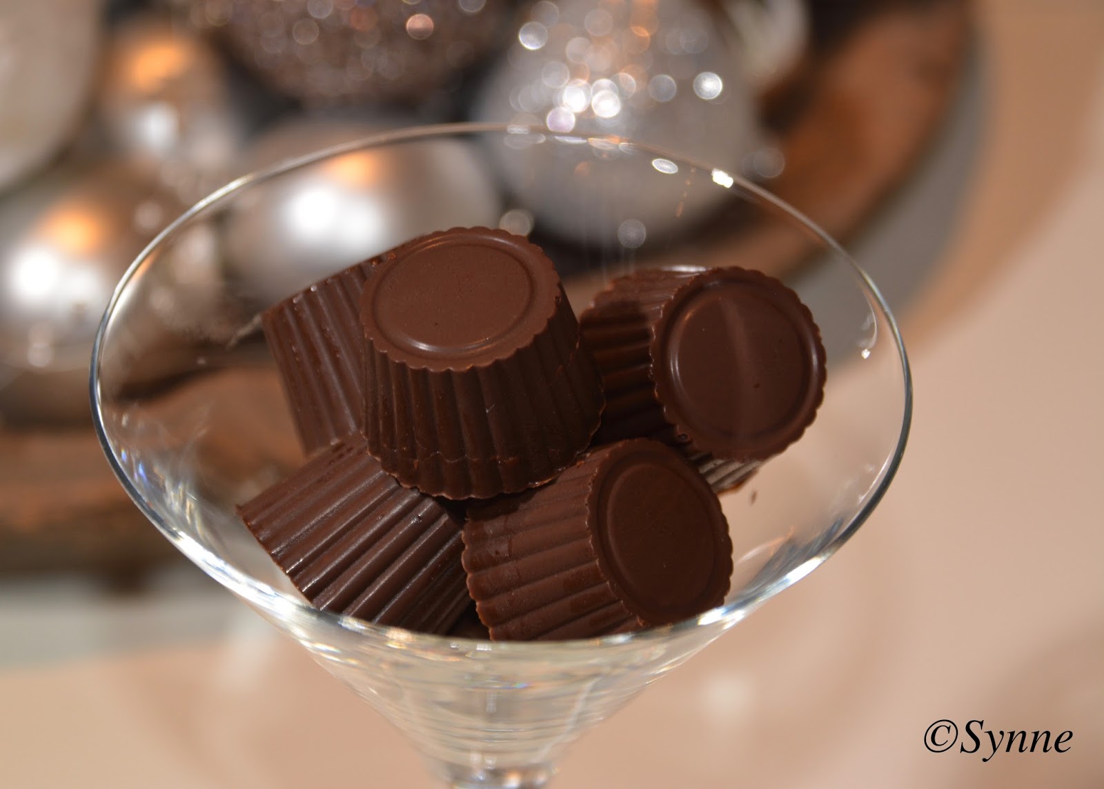 ganske enkelt: Sjokoladekonfekt med karamell og nøtter ganske enkelt: Sjokoladekonfekt med karamell og nøtter