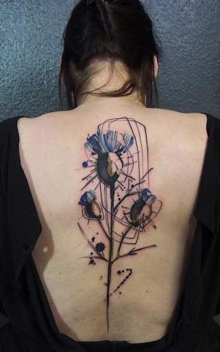 Uma aquarela de inspiração a flor da tatuagem funciona melhor para mostrar a sua beleza e fragilidade como uma mulher. Mais esses são desenhos que podem facilmente capturar os olhos de quem passa.