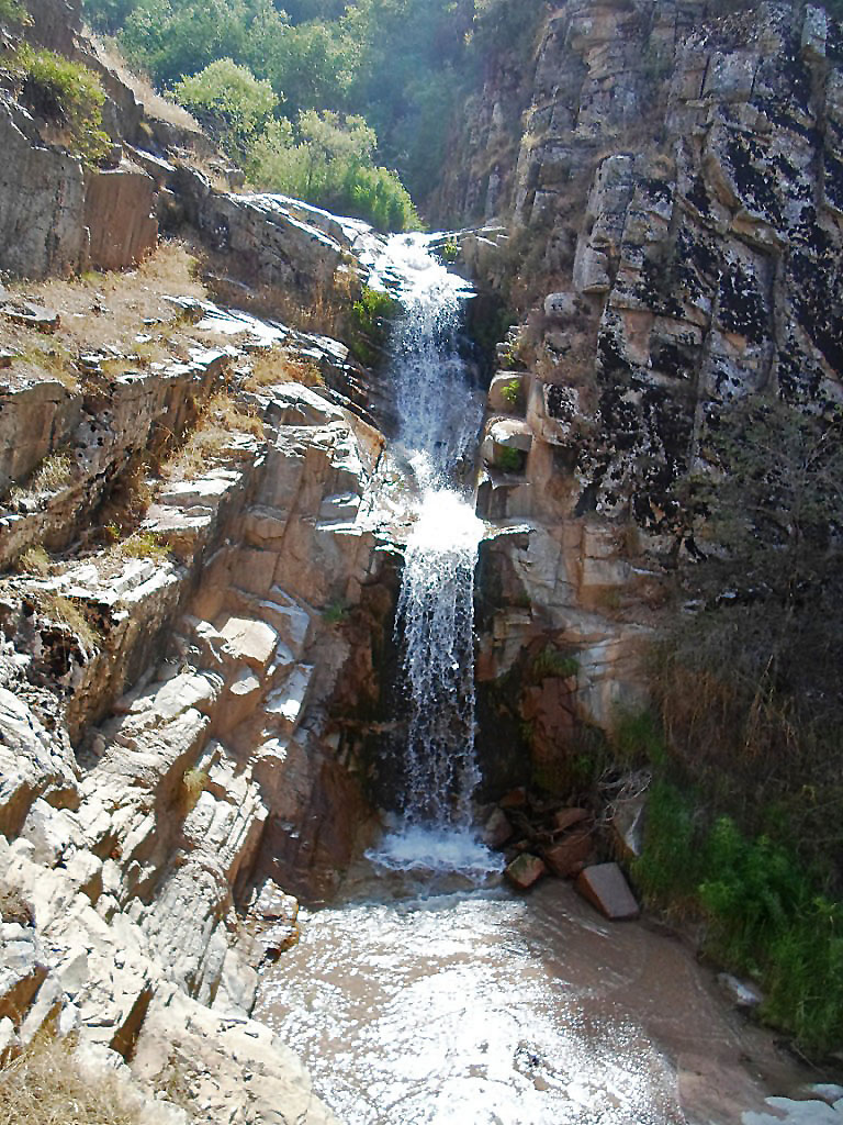 Погода сари хосор. Водопад Варзоб. Ущелье Варзоб. Водопад Таджикистан Варзоб. Таджикистан водопад шаршара.