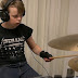 Garoto de 10 anos toca discografia inteira do Metallica na bateria; assista