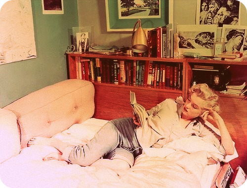 marilyn-monroe-in-jeans-reading-on-a-couch.jpg